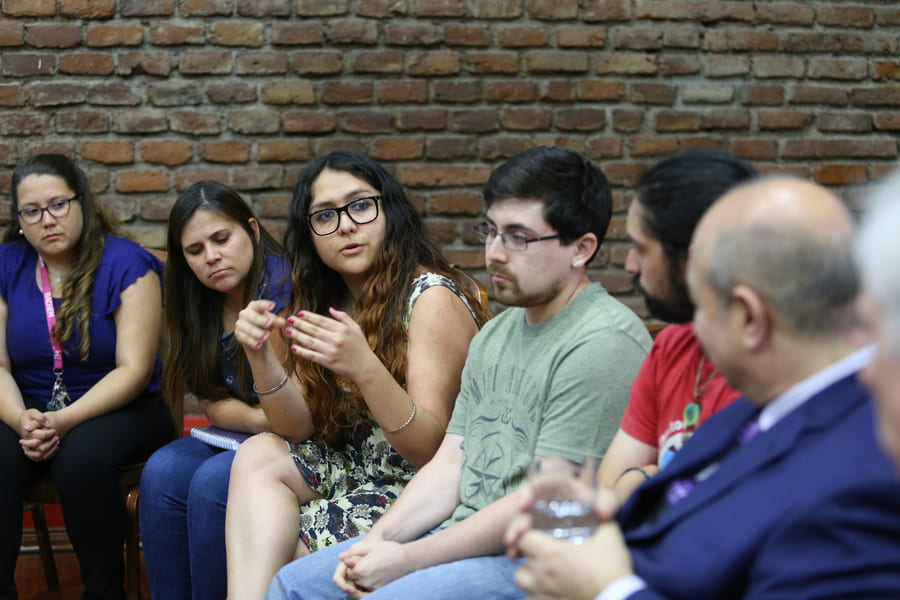 Estudiantes sentados debatiendo