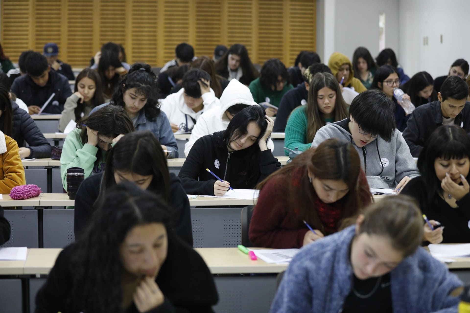 Estudiantes dando un examen