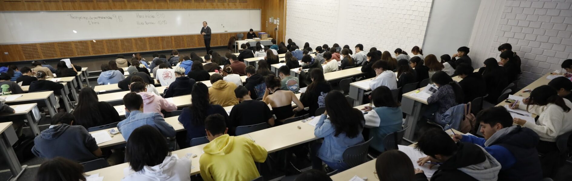 Estudiantes tomando una prueba