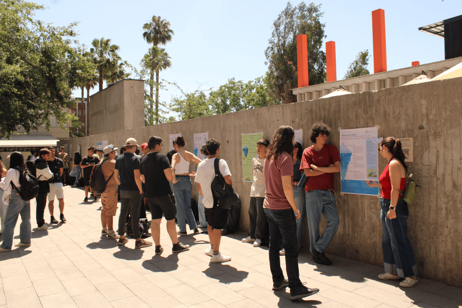 Estudiantes en el patio presentando sus proyectos